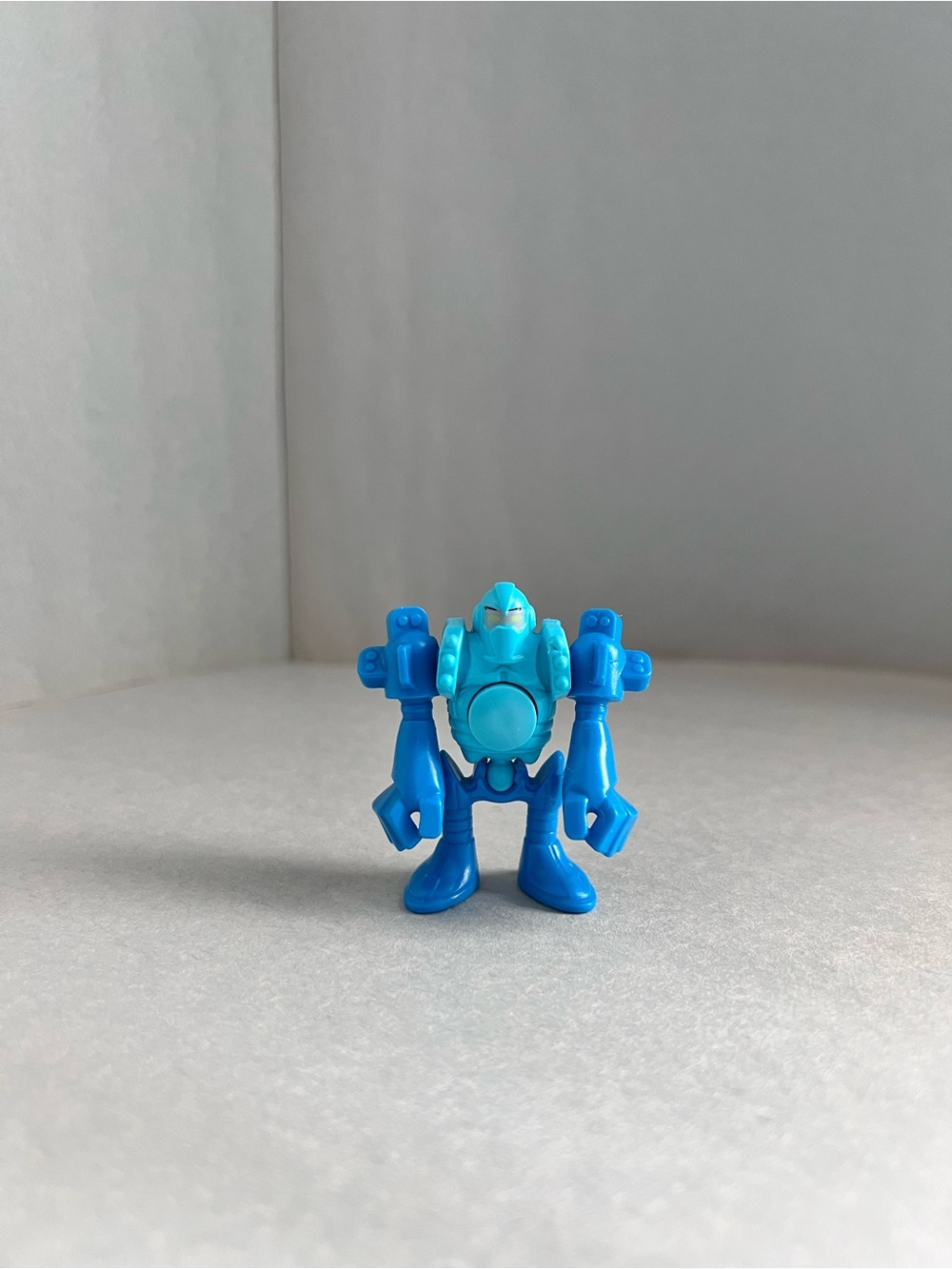 KINDER SURPRISE PACIFIC RIM ROBOT